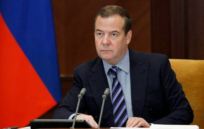 Медведев запретил государственным структурам закупать иностранную спецтехнику